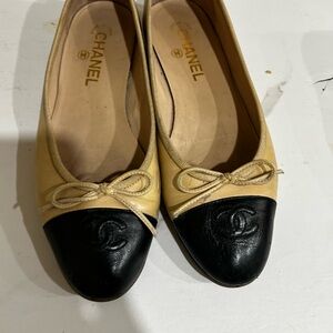 CHANEL Two-Tone Leather Ballet Flats in Beige and Black